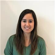 Profesora imparte clases a alumnos de todas las edades en las asignaturas de matemáticas, física y química, ingles, etc